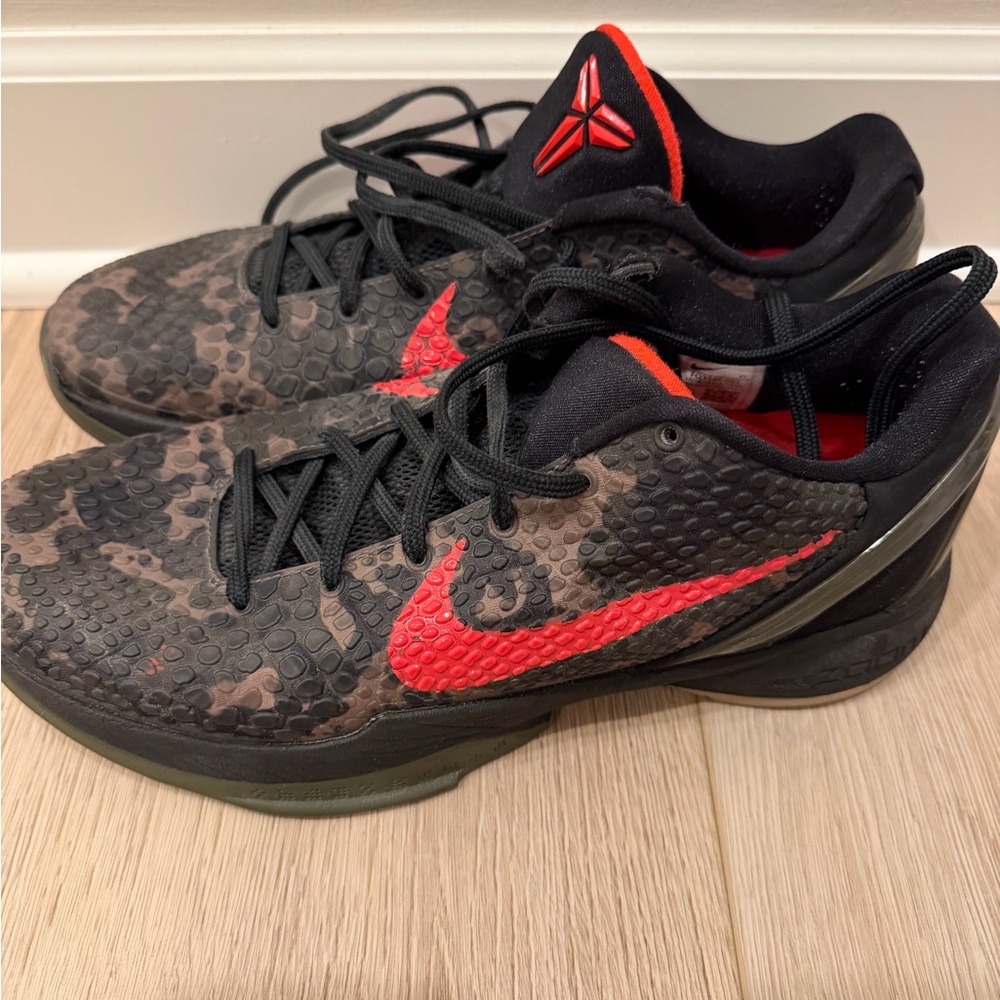 Nike Men's Black and Red Camo Athletic Shoes